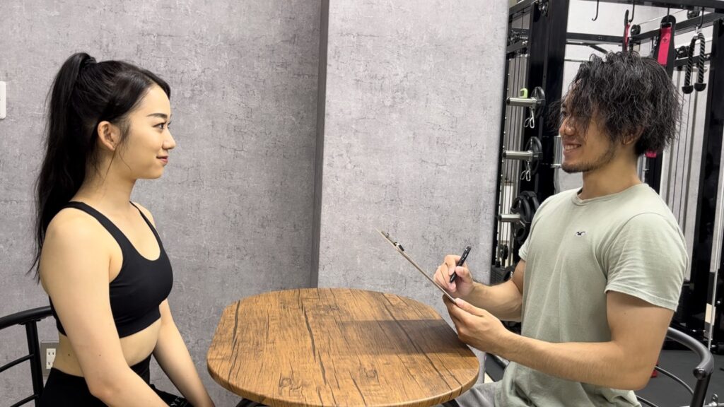 arisanfit東高円寺店でトレーナーがカウンセリングする様子