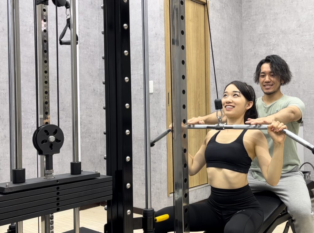 arisanfit東高円寺店でトレーナーがフォームを確認する様子